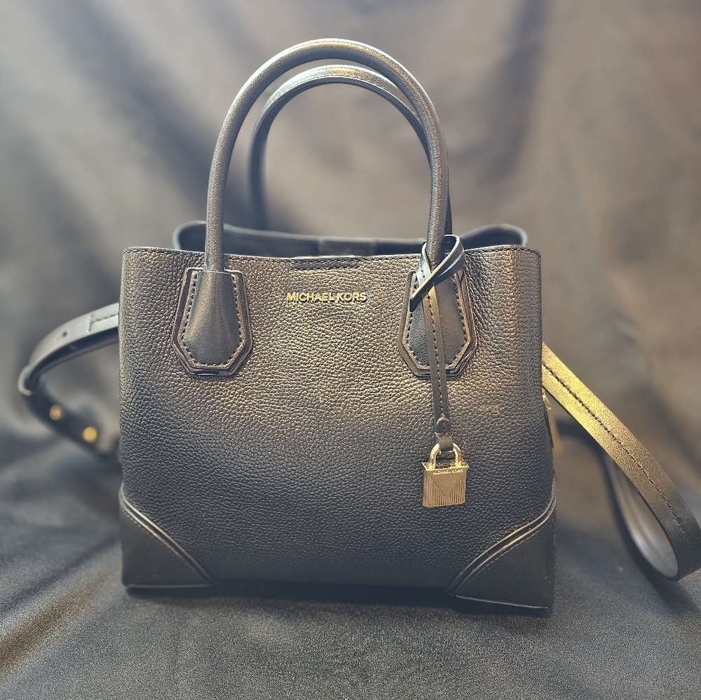 MICHAEL KORS - Mercer Medium Pebbled Leather Crossbody Bag in Black